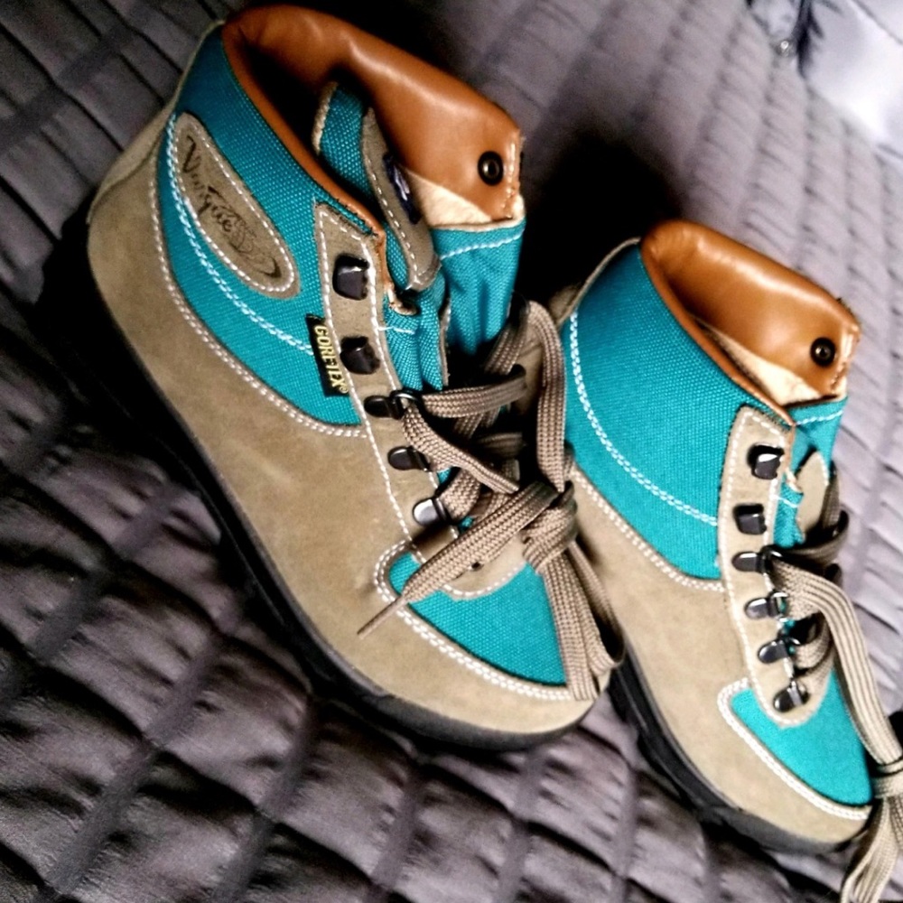 Women’s Size 6.5 Goretex Hiking Boots -NWOT